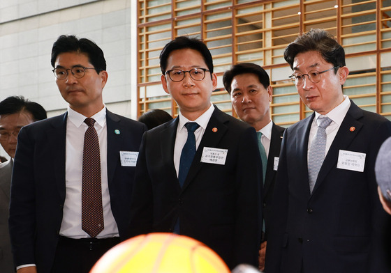 로봇 시연 살피는 배경훈 부총리와 이억원 금융위원장