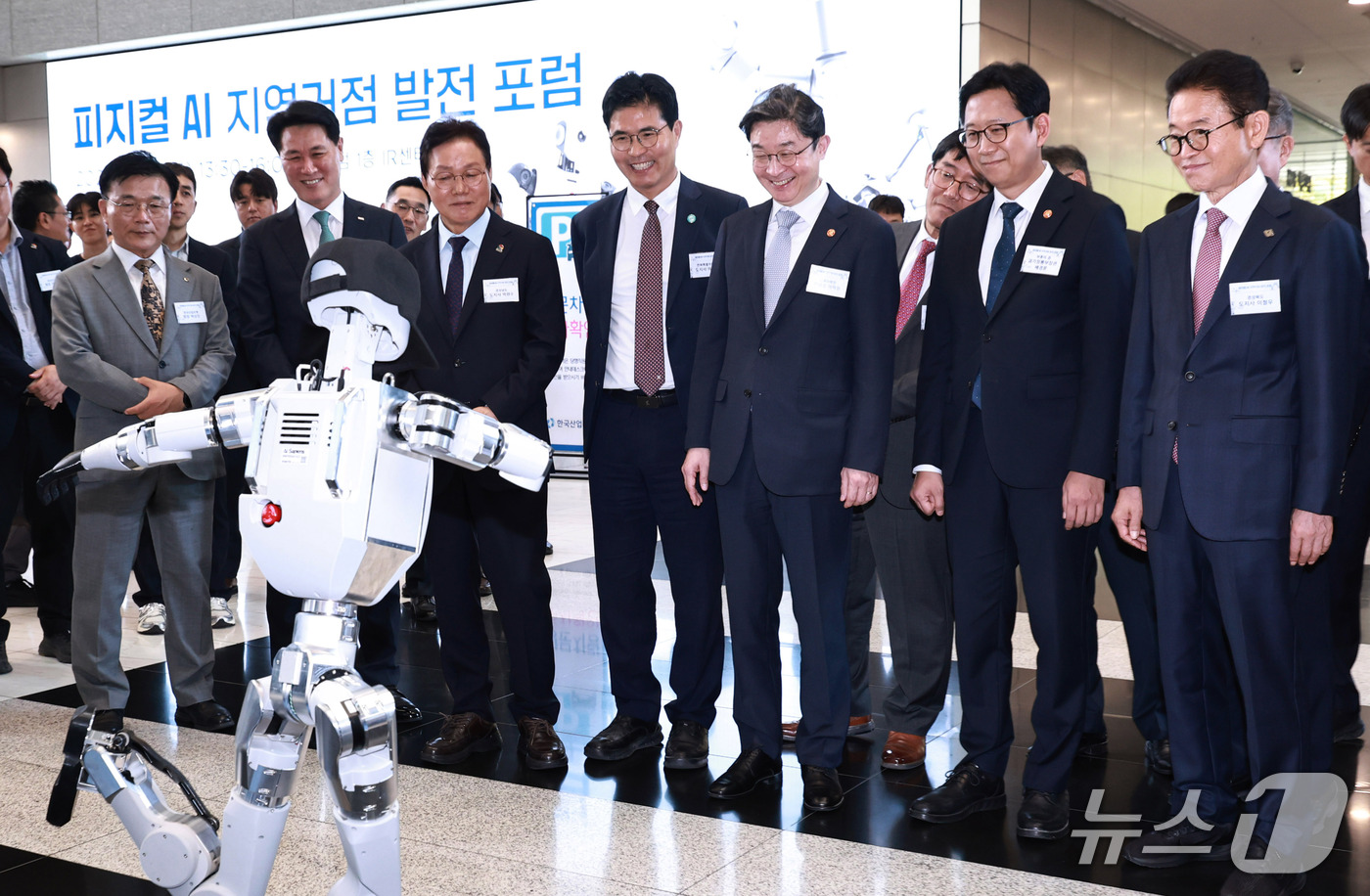 (서울=뉴스1) 구윤성 기자 = 배경훈 부총리 겸 과학기술정보통신부 장관 등 참석자들이 22일 서울 여의도 한국산업은행에서 열린 피지컬 AI 지역거점 발전 포럼에 참석해 AI 로봇 …