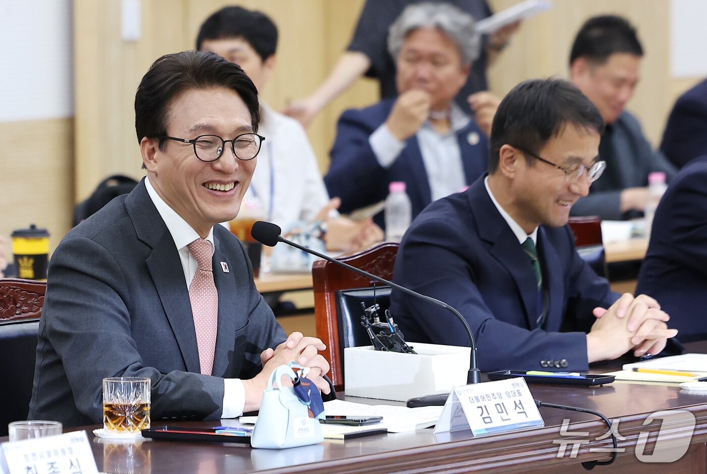 본문 이미지 - 김민석 더불어민주당 대표가 22일 인천 남동구 인천광역시청에서 열린 2026 더불어민주당 인천 예산정책협의회에서 미소짓고 있다. 2026.9.22 ⓒ 뉴스1 김성진 기자
