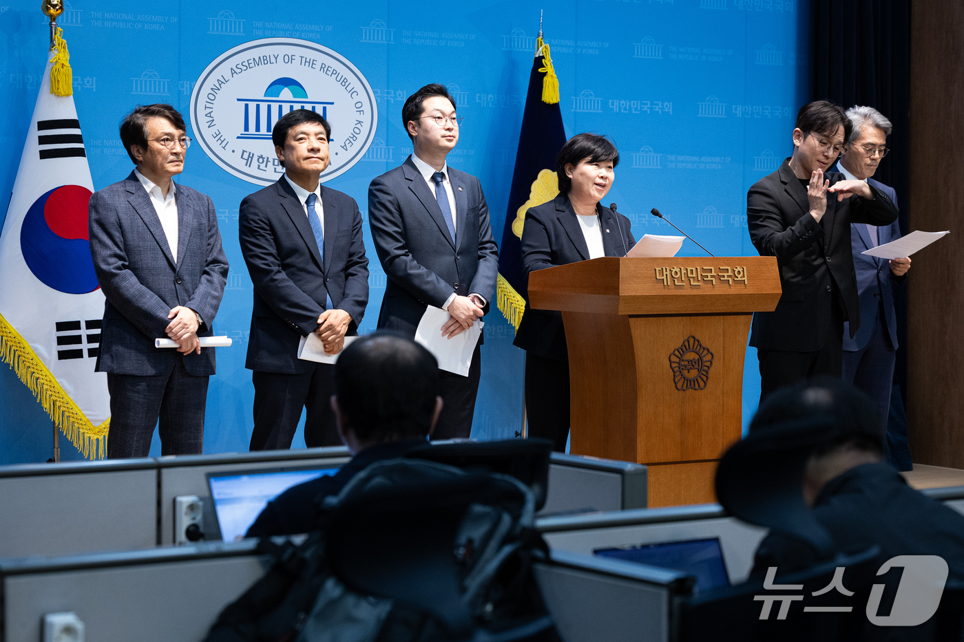 (서울=뉴스1) 유승관 기자 = 서영교 국회 법제사법위원장과 더불어민주당 법사위원들이 22일 서울 여의도 국회 소통관에서 조희대 대법원장 대법관 재제청 거부 관련 민주당·조국혁신당 …