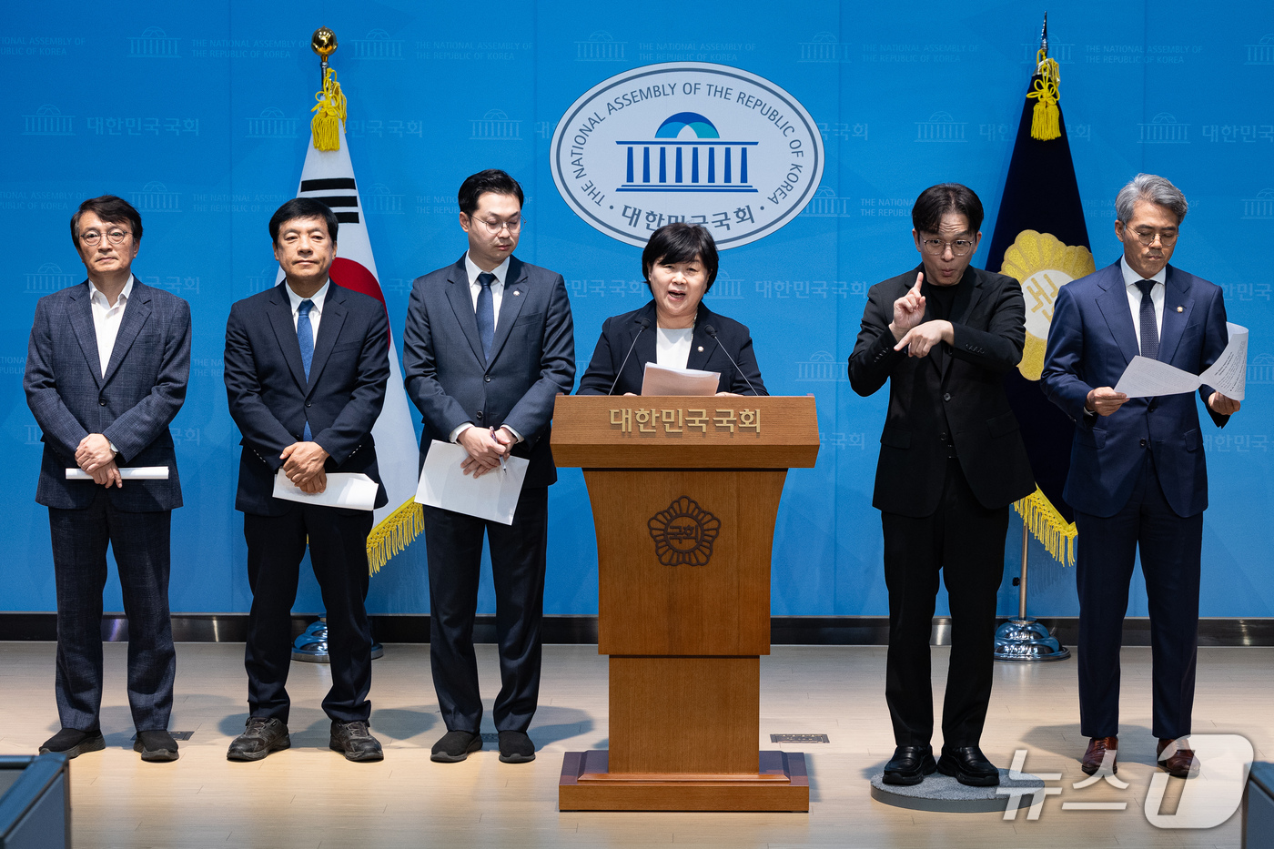 (서울=뉴스1) 유승관 기자 = 서영교 국회 법제사법위원장과 더불어민주당 법사위원들이 22일 서울 여의도 국회 소통관에서 조희대 대법원장 대법관 재제청 거부 관련 민주당·조국혁신당 …
