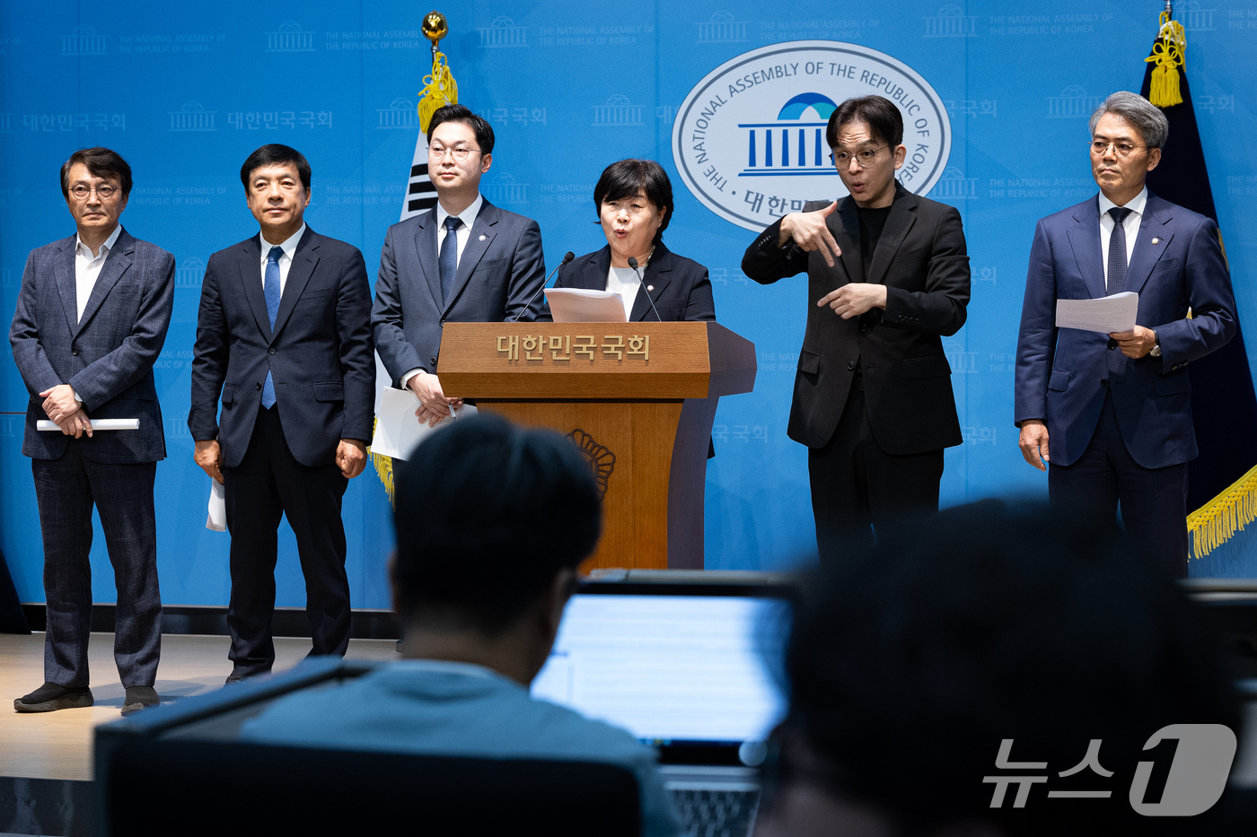 (서울=뉴스1) 유승관 기자 = 서영교 국회 법제사법위원장과 더불어민주당 법사위원들이 22일 서울 여의도 국회 소통관에서 조희대 대법원장 대법관 재제청 거부 관련 민주당·조국혁신당 …