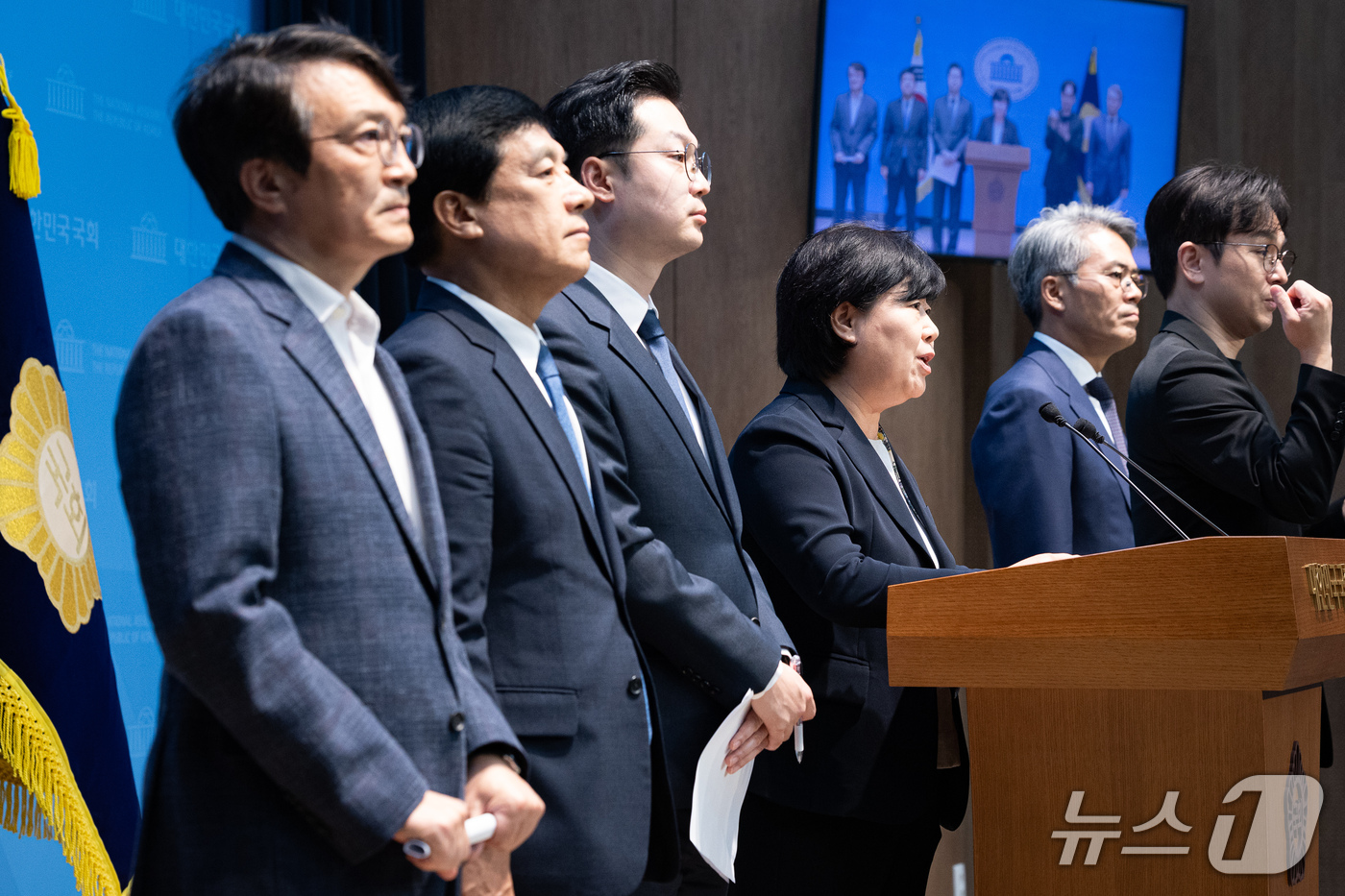 (서울=뉴스1) 유승관 기자 = 서영교 국회 법제사법위원장과 더불어민주당 법사위원들이 22일 서울 여의도 국회 소통관에서 조희대 대법원장 대법관 재제청 거부 관련 민주당·조국혁신당 …