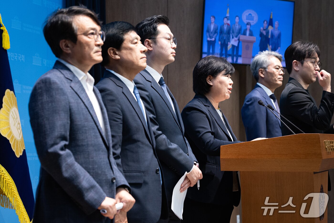 본문 이미지 - 서영교 국회 법제사법위원장과 더불어민주당 법사위원들이 22일 서울 여의도 국회 소통관에서 조희대 대법원장 대법관 재제청 거부 관련 민주당·조국혁신당·진보당 입장 발표 기자회견을 하고 있다. 왼쪽부터 더불어민주당 김의겸, 이성윤, 김동아 의원, 서 위원장, 김기표 의원. 2026.9.22 ⓒ 뉴스1 유승관 기자
