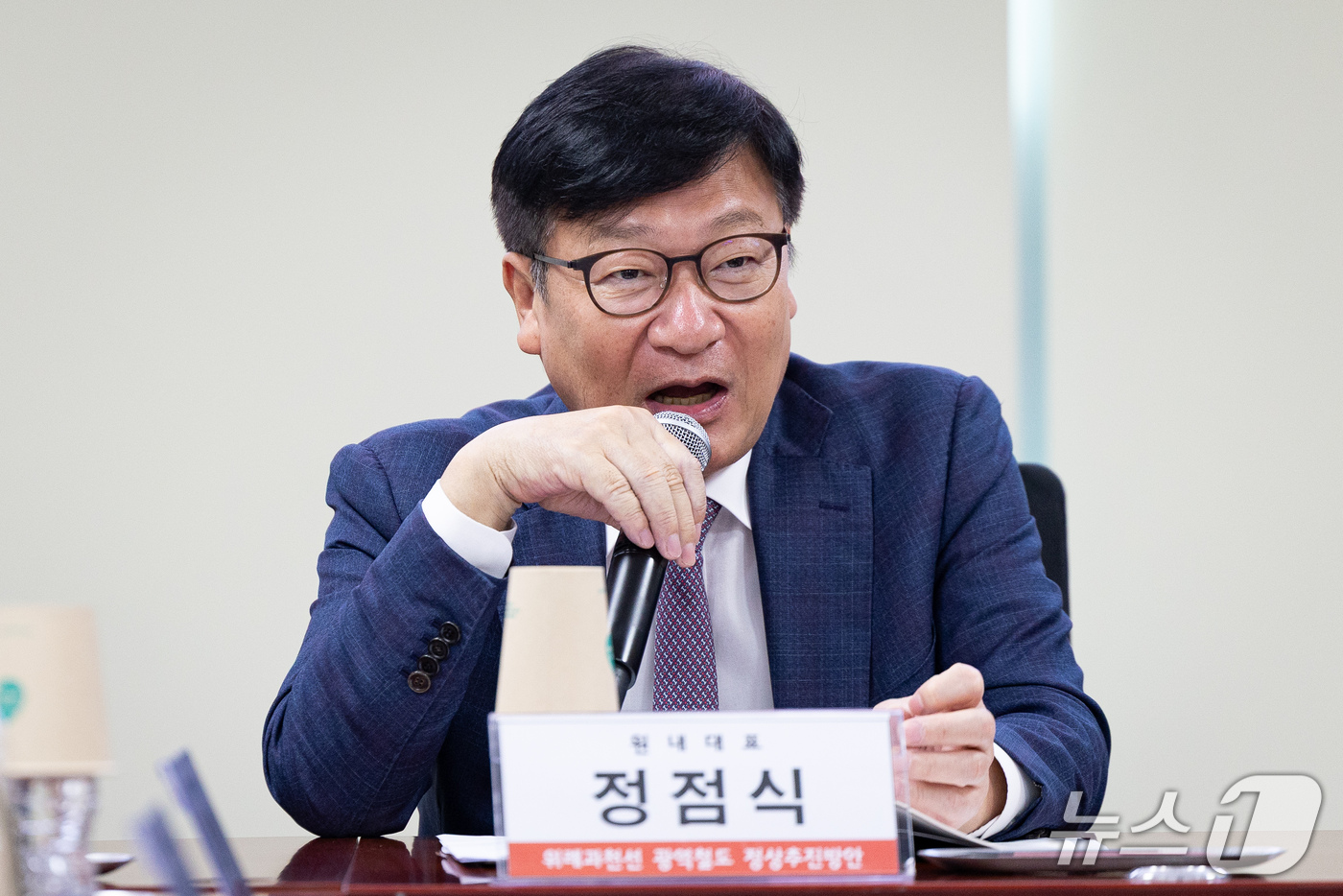 (서울=뉴스1) 유승관 기자 = 정점식 국민의힘 원내대표가 22일 서울 여의도 국회 의원회관에서 열린 위례~과천선 광역철도 정상 추진 방안 국회토론회에서 축사를 하고 있다. 202 …