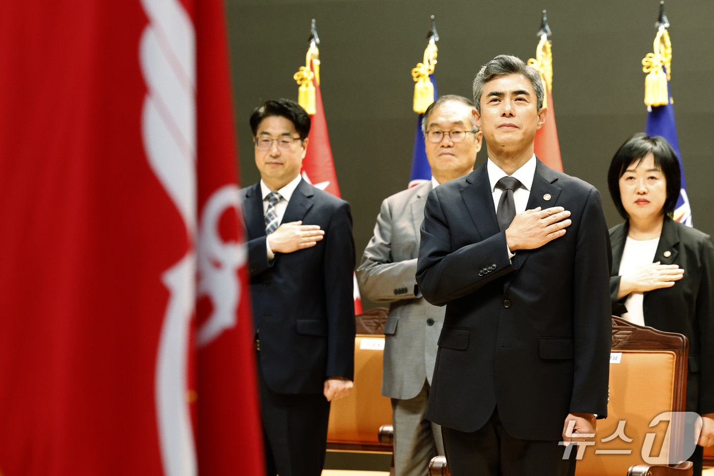 (서울=뉴스1) 박정호 기자 = 강신철 신임 국방부 장관이 22일 오후 서울시 용산구 국방부에서 열린 제51대·52대 국방부 장관 이·취임식에서 국민의례를 하고 있다. 2026.9 …