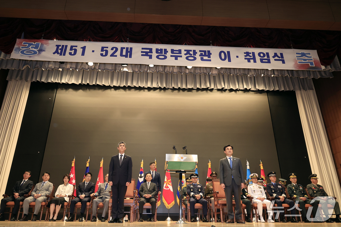 (서울=뉴스1) 박정호 기자 = 강신철 신임 국방부 장관과 이임하는 안규백 장관이 22일 오후 서울시 용산구 국방부에서 열린 제51대·52대 국방부장관 이·취임식에 자리하고 있다. …