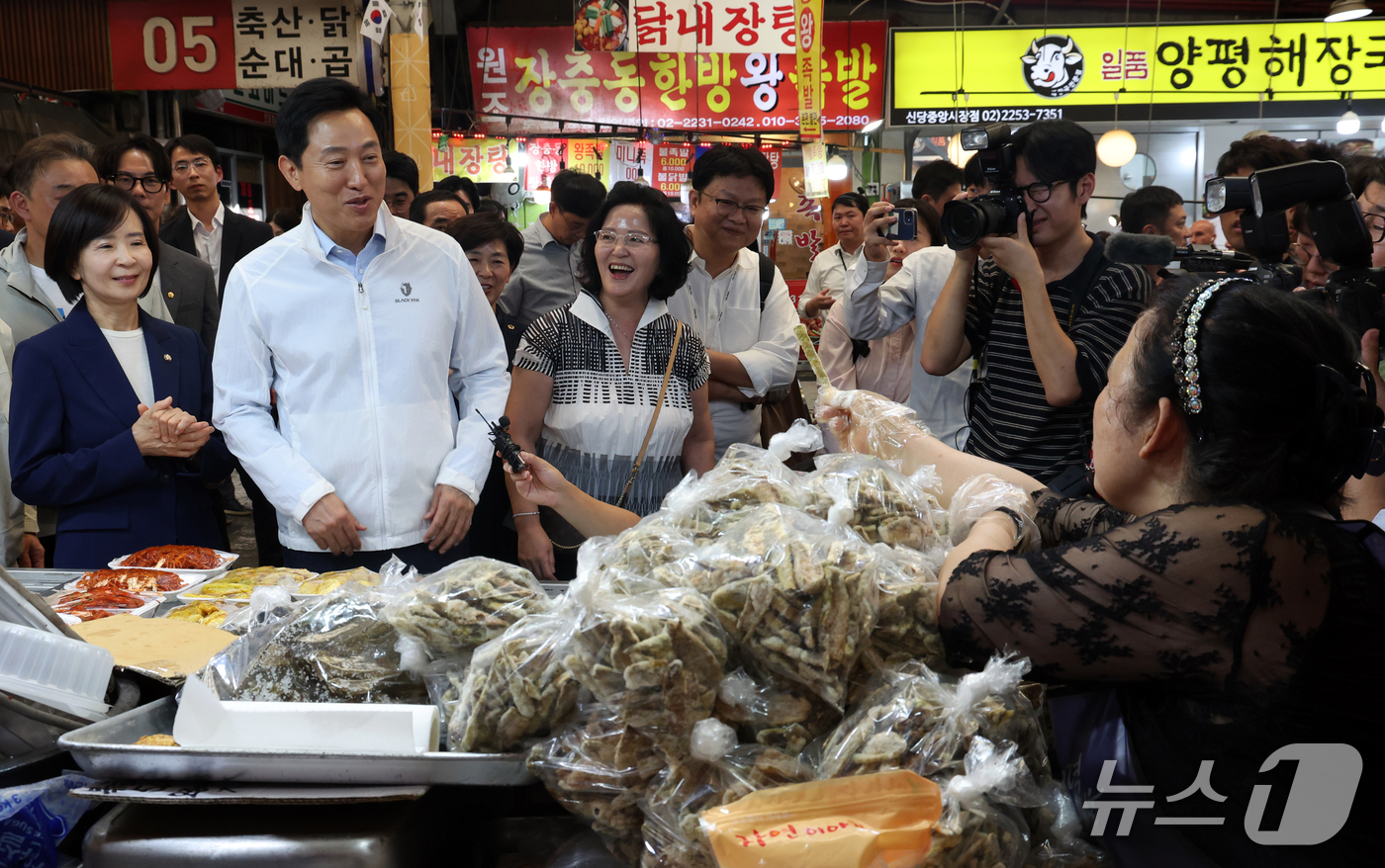 (서울=뉴스1) 김명섭 기자 = 오세훈 서울시장이 22일 서울 중구 신중앙시장에서 열린 디자인혁신 전통시장 제1호 '신중앙시장 루프웨이브' 기공식을 마치고 추석맞이 현장민심을 살피 …
