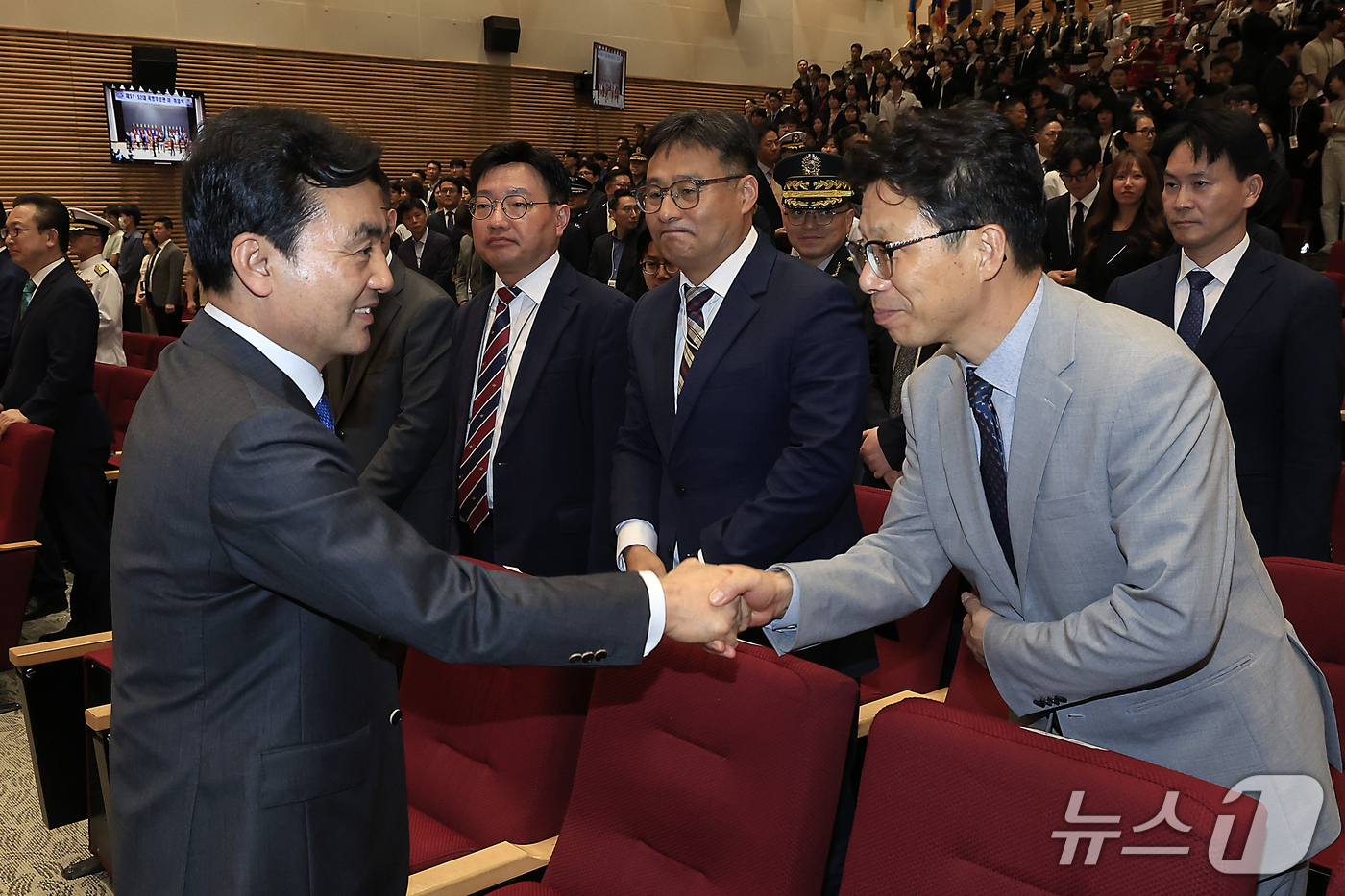 (서울=뉴스1) 박정호 기자 = 이임하는 안규백 국방부 장관이  22일 오후 서울시 용산구 국방부에서 열린 제51대·52대 국방부장관 이·취임식을 마친 뒤 직원 등과 인사를 나누고 …