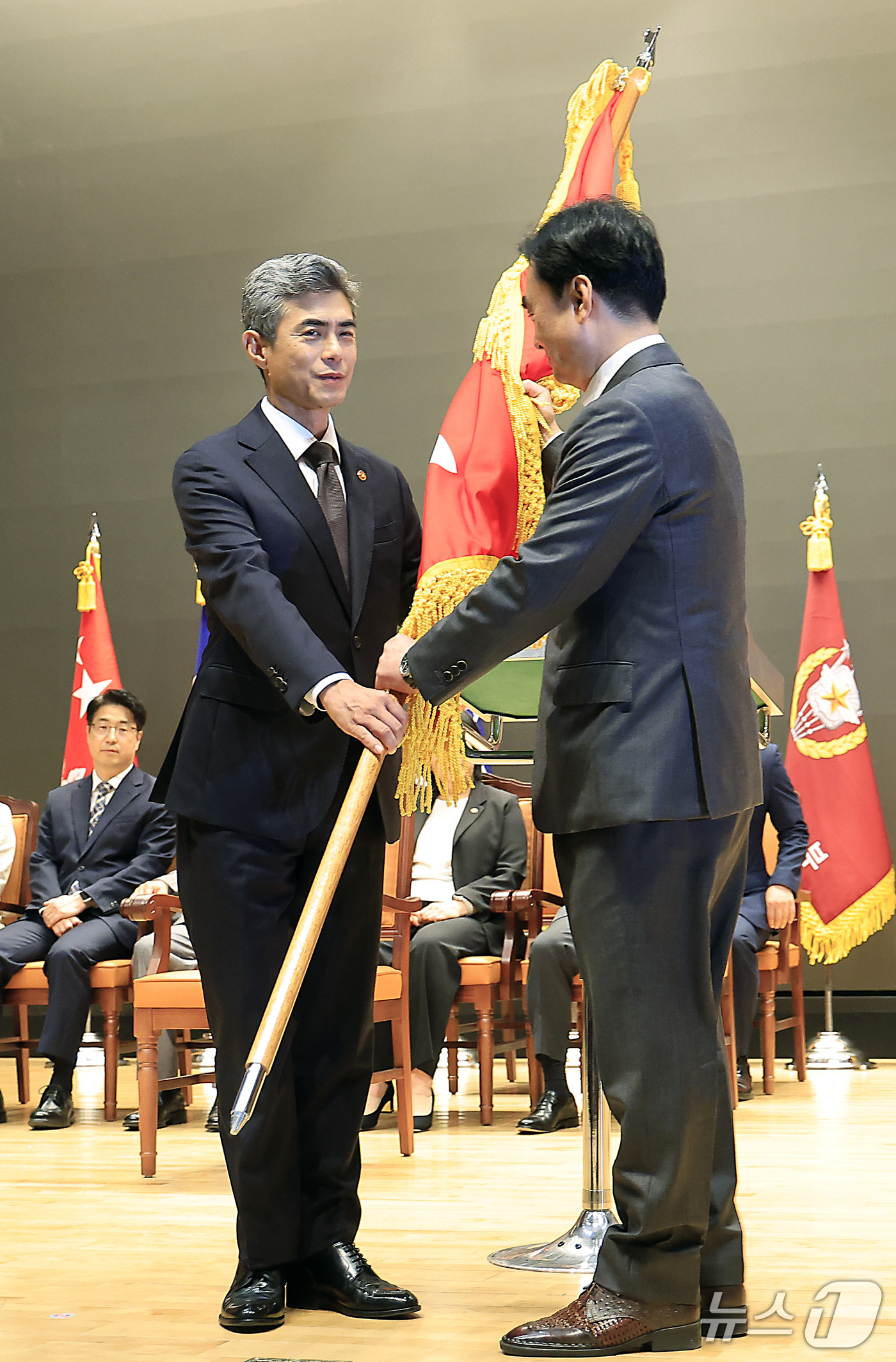 (서울=뉴스1) 박정호 기자 = 강신철 신임 국방부 장관이 22일 오후 서울시 용산구 국방부에서 열린 제51대·52대 국방부장관 이·취임식에서 이임하는 안규백 장관에게 국방부기를 …