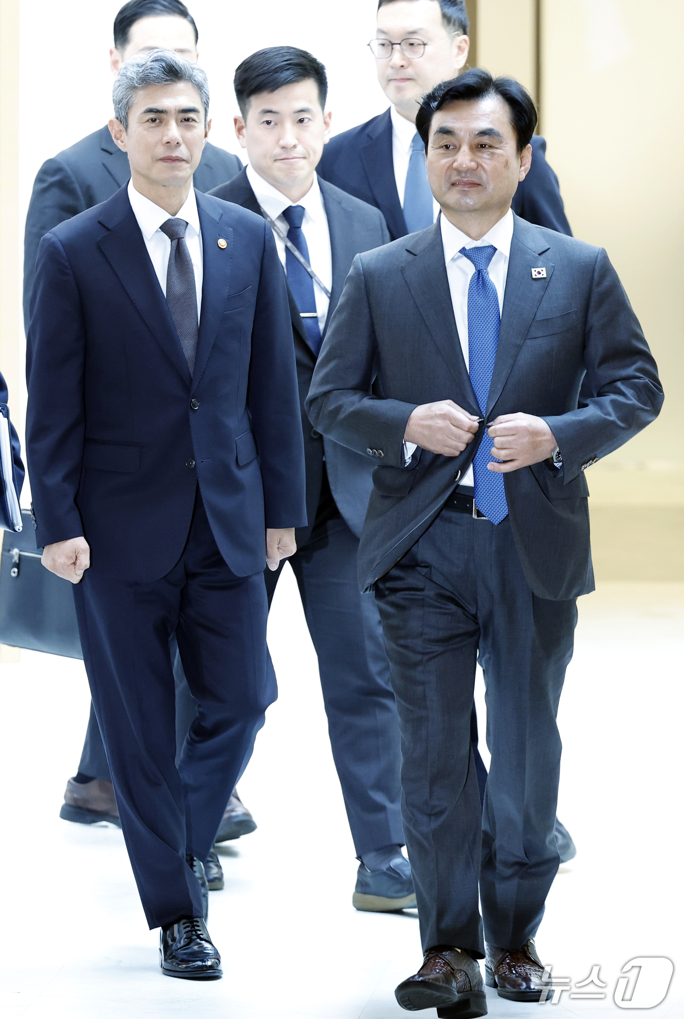 (서울=뉴스1) 박정호 기자 = 강신철 신임 국방부 장관과 이임하는 안규백 장관이 22일 오후 서울시 용산구 국방부에서 열린 제51대·52대 국방부장관 이·취임식에 참석하고 있다. …