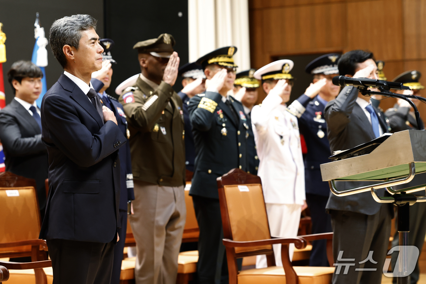 (서울=뉴스1) 박정호 기자 = 강신철 신임 국방부 장관이 22일 오후 서울시 용산구 국방부에서 열린 제51대·52대 국방부장관 이·취임식에서 국민의례를 하고 있다. 2026.9. …