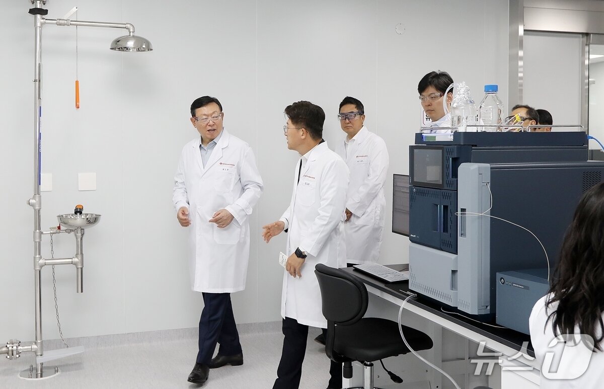 본문 이미지 - 신동빈 롯데 회장이 지난 7월 인천 연수구에 위치한 롯데바이오로직스 송도 캠퍼스 1공장을 찾아 현장경영을 펼쳤다. 신 회장(왼쪽 첫번째)이 공장 내 연구시설을 둘러보며 생산 공정에 대한 설명을 듣고 있다. (사진제공 = 롯데) 