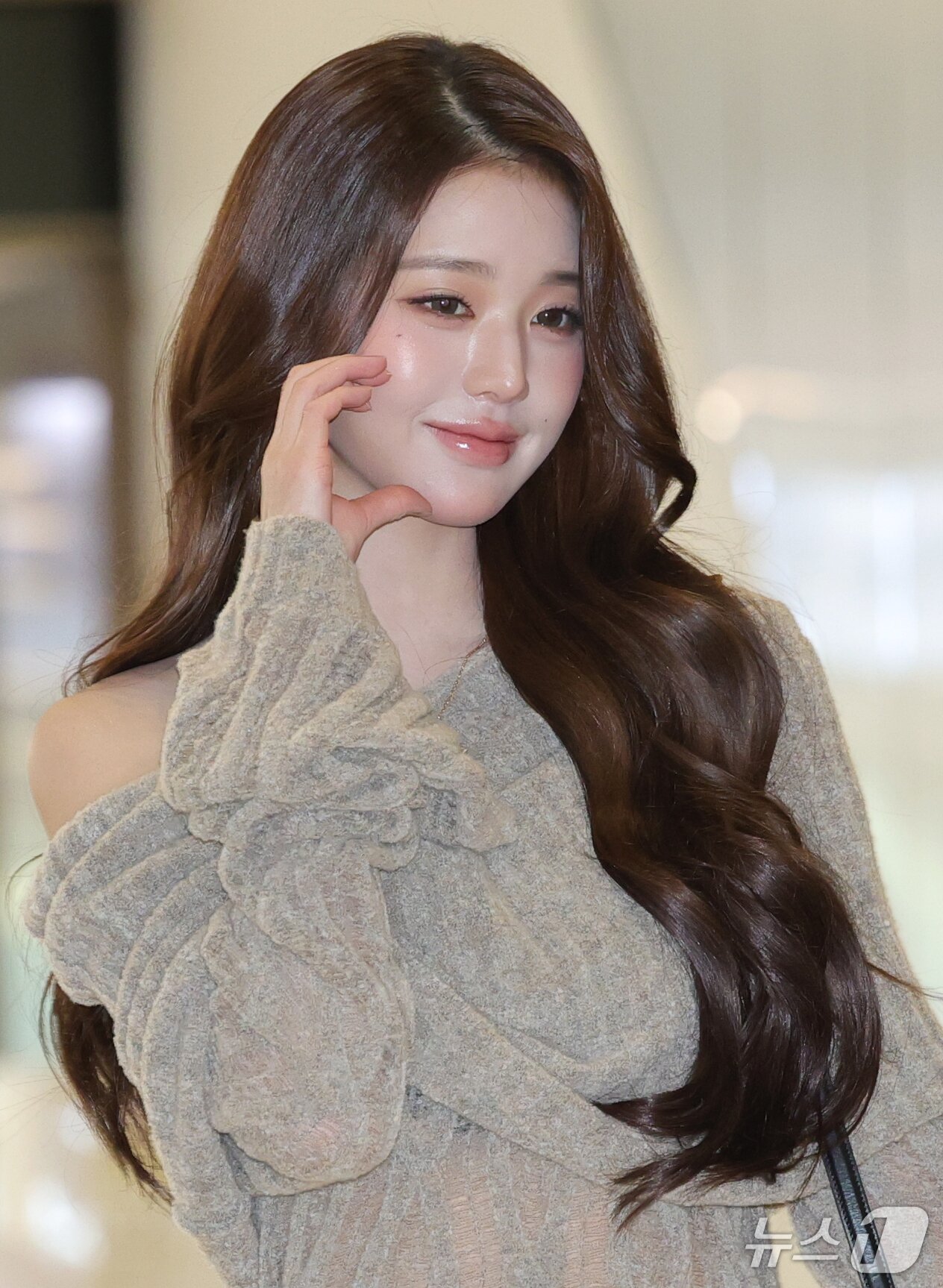 장원영, 사랑스러운 볼 하트