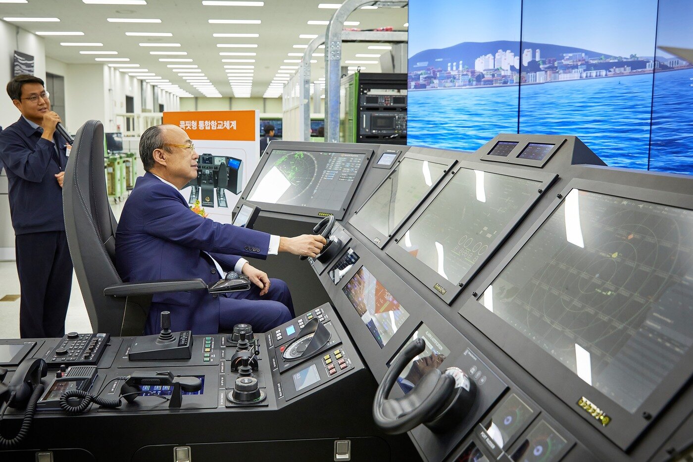 본문 이미지 - 김승연 한화그룹 회장이 한화시스템 구미사업장을 방문해 콕핏(Cockpit)형 통합함교체계(IBS) 운영 시연을 하고 있다.(한화그룹 제공) 
