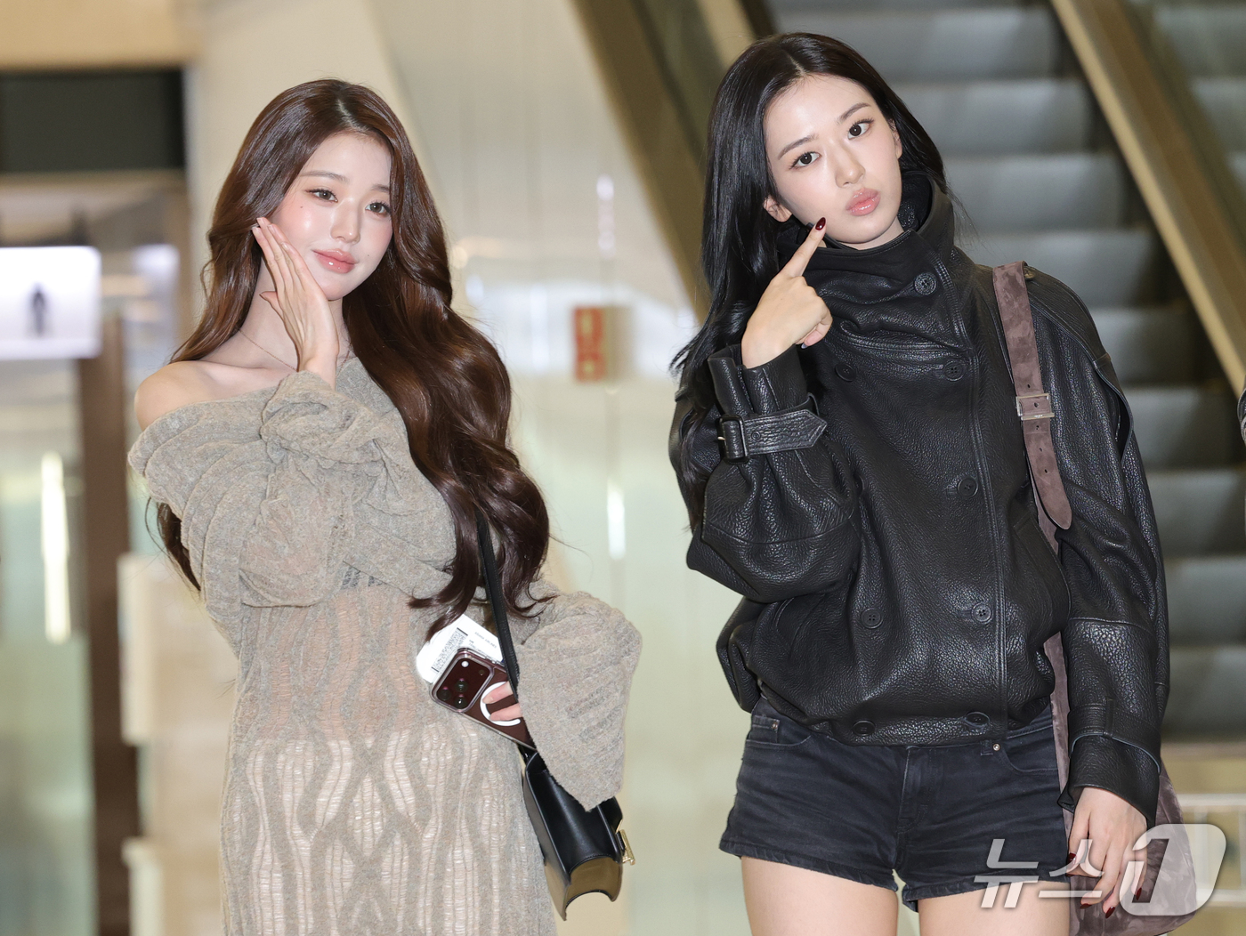 (김포공항=뉴스1) 권현진 기자 = 아이브 장원영과 안유진(오른쪽)이 해외 일정을 위해 22일 김포국제공항을 통해 일본으로 출국하기 전 인사를 하고 있다. 2026.9.22/뉴스1 …