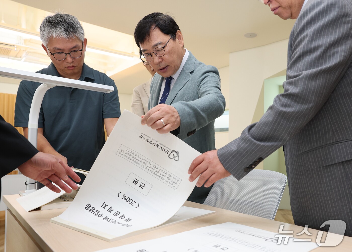(서울=뉴스1) = 정근식 서울시교육감이 22일 오전 서울 영등포구 선유고등학교를 방문해 경증 시각장애 수험생을 위한 대학수학능력시험 시험장 준비 상황을 점검하고 있다. (서울시교 …