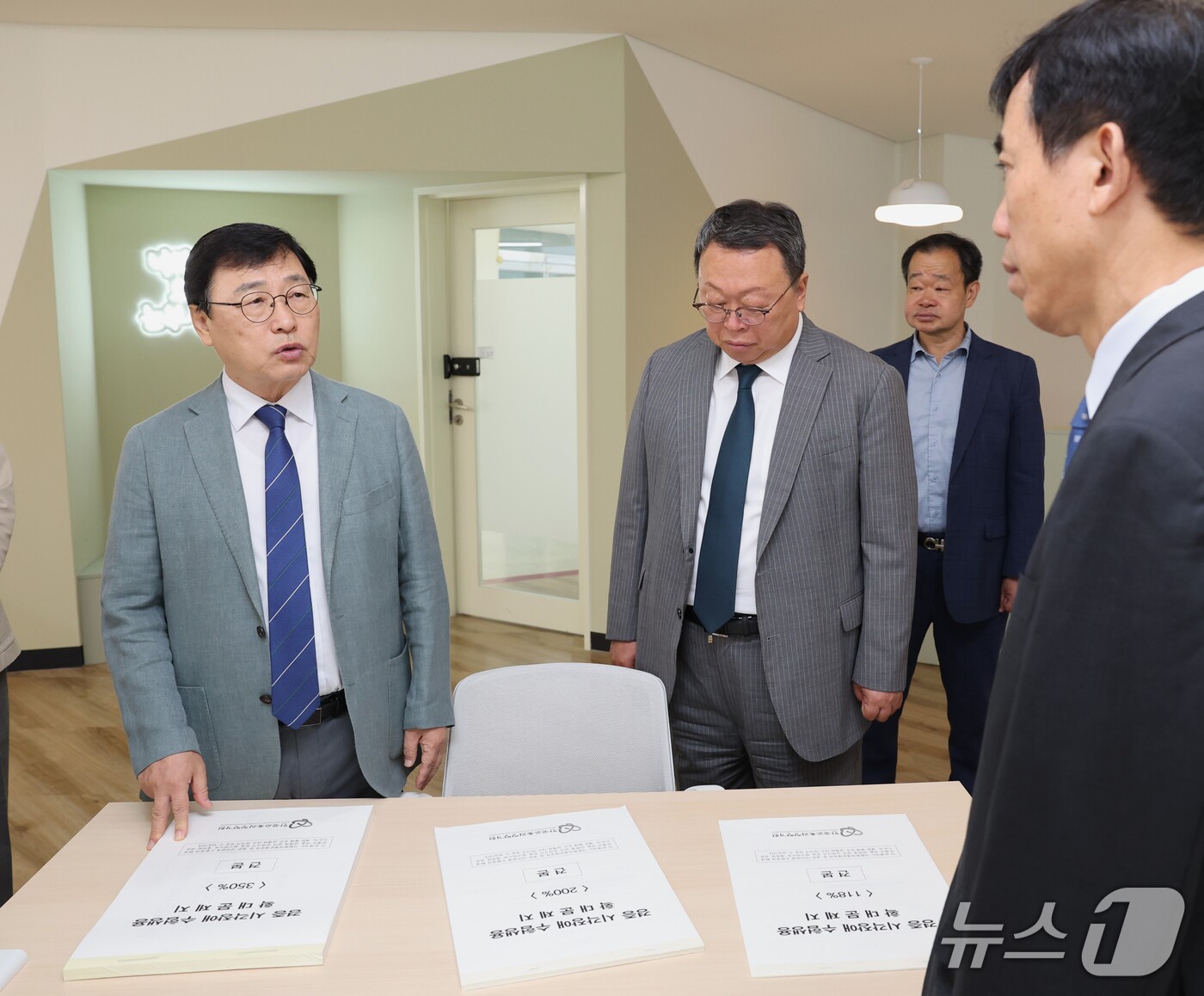 (서울=뉴스1) = 정근식 서울시교육감이 22일 오전 서울 영등포구 선유고등학교를 방문해 경증 시각장애 수험생을 위한 대학수학능력시험 시험장 준비 상황을 점검하고 있다. (서울시교 …