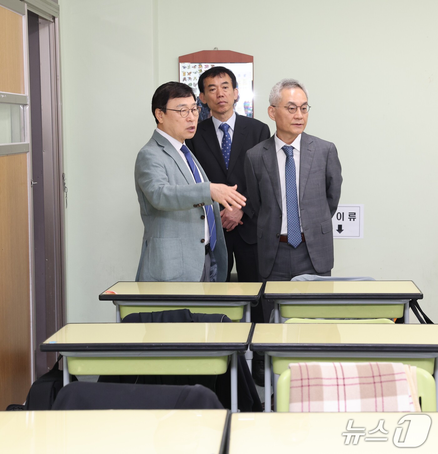 (서울=뉴스1) = 정근식 서울시교육감이 22일 오전 서울 영등포구 선유고등학교를 방문해 경증 시각장애 수험생을 위한 대학수학능력시험 시험장 준비 상황을 점검하고 있다. (서울시교 …