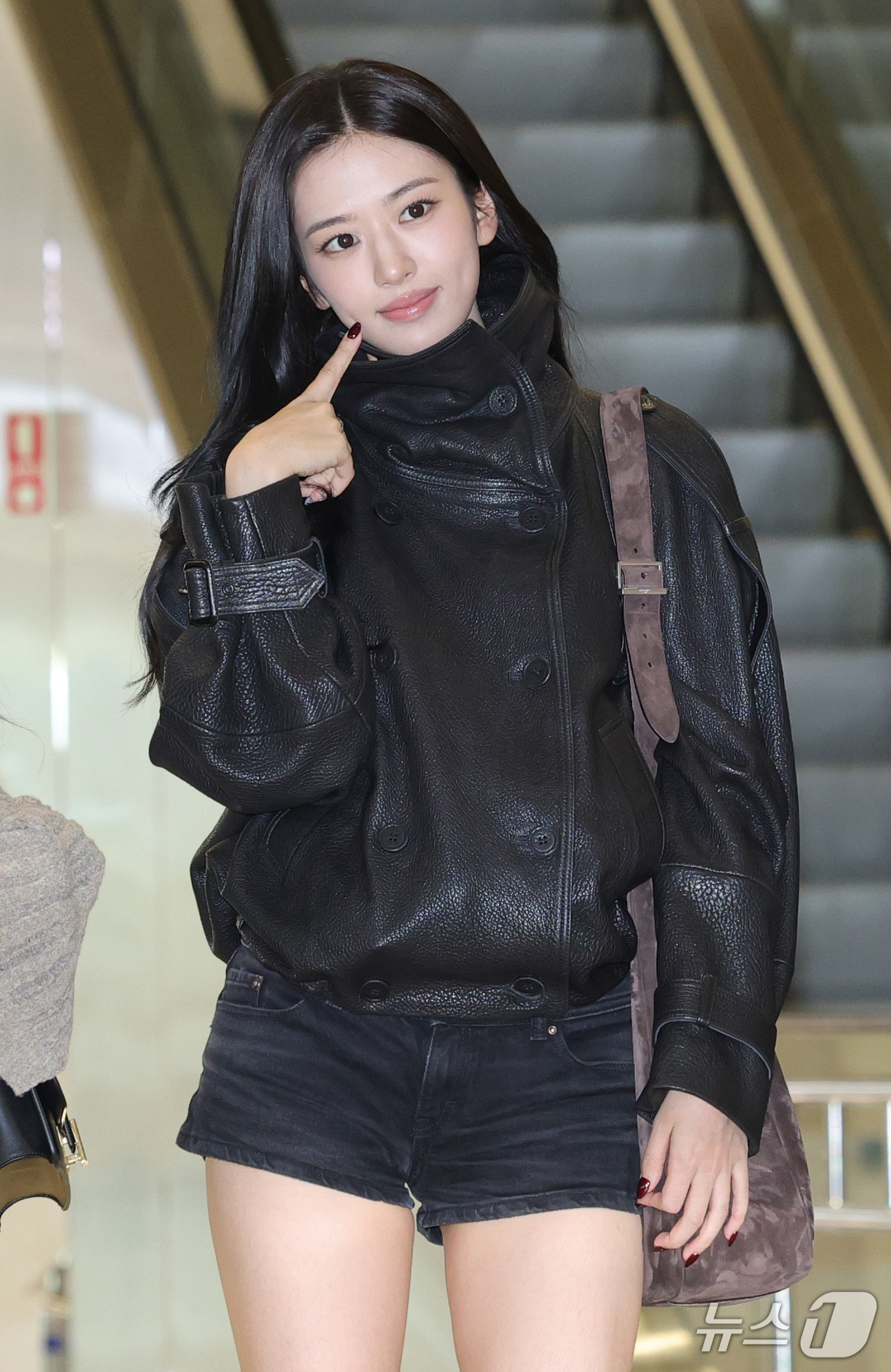 (김포공항=뉴스1) 권현진 기자 = 아이브 안유진이 해외 일정을 위해 22일 김포국제공항을 통해 일본으로 출국하기 전 인사를 하고 있다. 2026.9.22/뉴스1