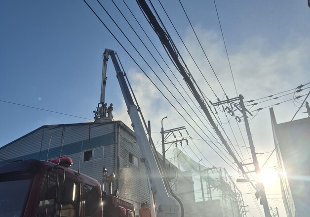 부산 사상구 감전동 공장서 불…2시간 만에 완진