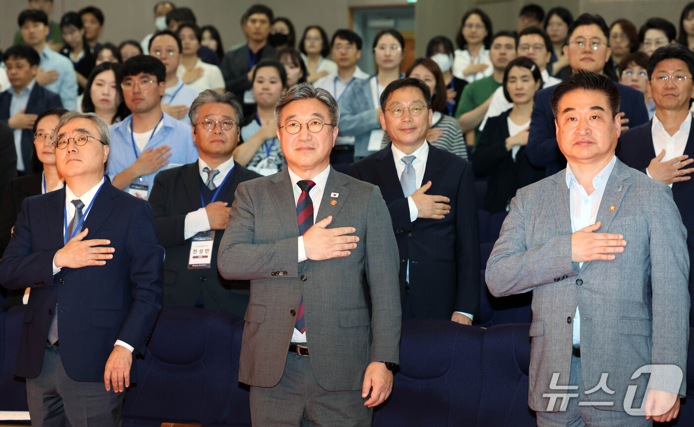 (서울=뉴스1) 이종덕 기자 = 22일 서울 종로구 정부서울청사에서 열린 정부혁신포럼에서  윤호중 행정안전부장관, 권혁주 한국행정연구원 원장을 비롯한 참석자들이 국민의례를 하고 있 …