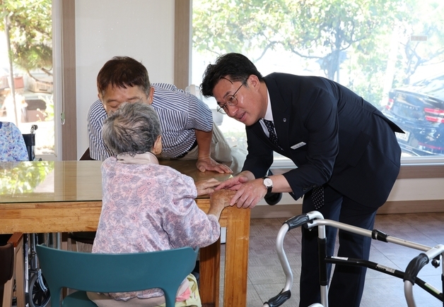 김명식 진천군수, 추석 맞아 노인복지시설 위문