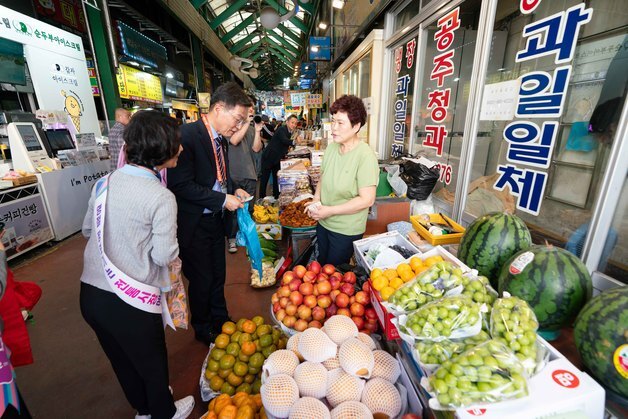 김중남 강릉시장, 추석 전통시장 장보기…"상인에게 실질적 도움 되길"