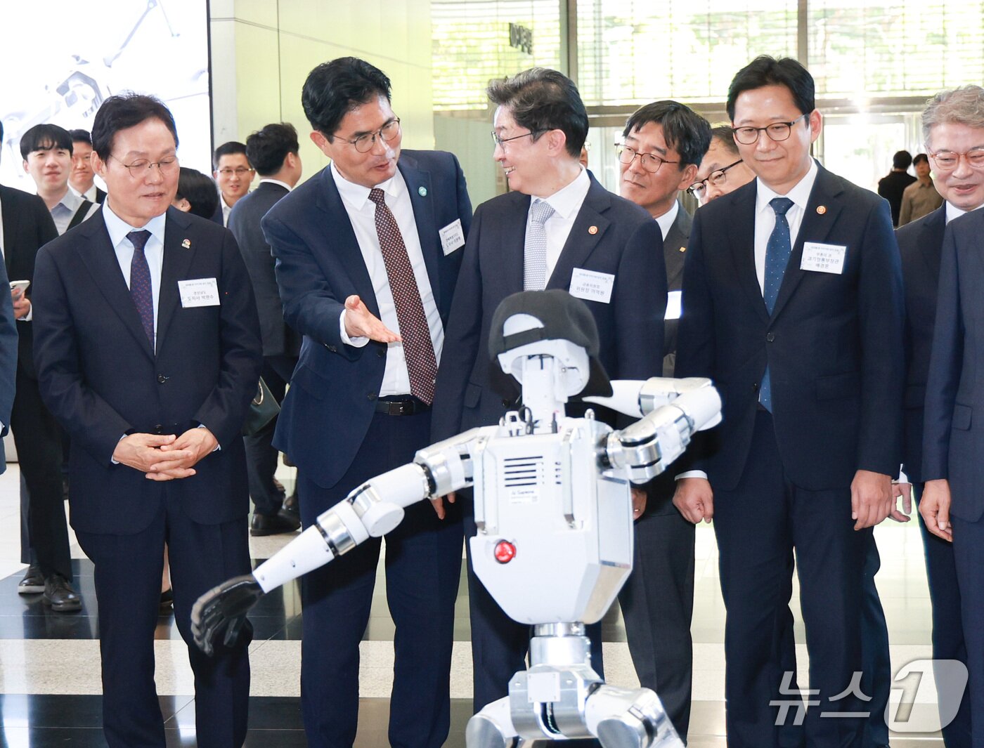 본문 이미지 - 22일 서울 한국산업은행 본점 IR센터에서 ‘피지컬AI 지역거점 발전 포럼’이 개최된 가운데 이원택 전북지사(왼쪽 2번째)가 이억원 금융위원장에게 로봇 동작에 대해 설명하고 있다.(전북도 제공. 재판매 및 DB 금지)/뉴스1