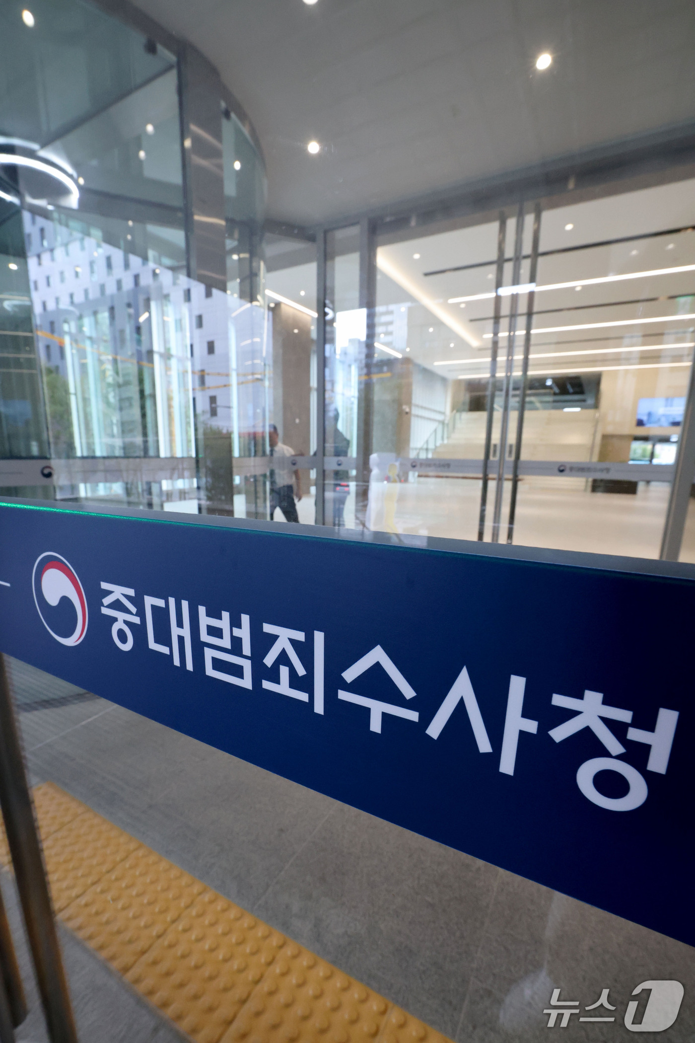 (서울=뉴스1) 이광호 기자 = 중대범죄수사청 개청을 열흘 앞둔 22일 중수청이 입주할 서울 중구 르네스퀘어 건물에 중수청 문구가 적혀있다.   2026.9.22/뉴스1