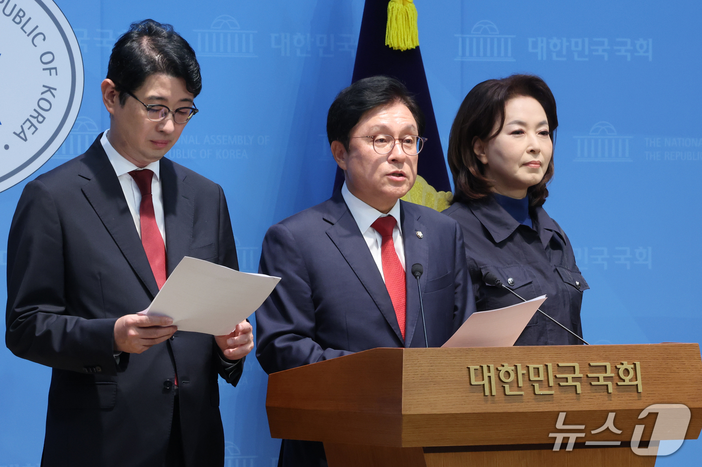 (서울=뉴스1) 황기선 기자 = 국민의힘 법제사법위원회 박형수 간사와 소속 의원들이 22일 오후 서울 여의도 국회 소통관에서  조희대 대법원장 대법관 재제청 거부 관련 기자회견을 …