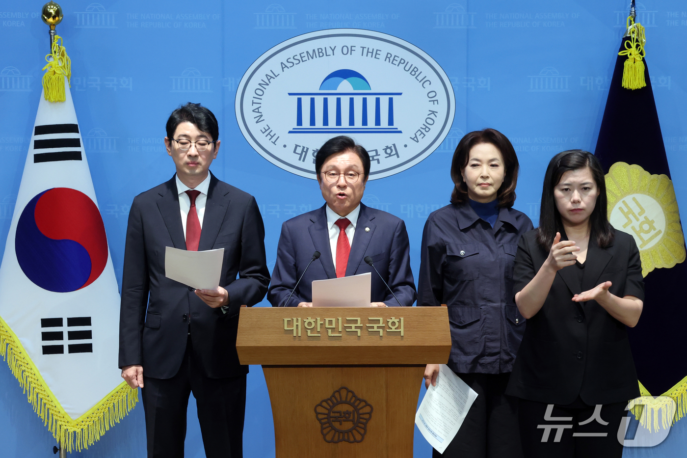 (서울=뉴스1) 황기선 기자 = 국민의힘 법제사법위원회 박형수 간사와 소속 의원들이 22일 오후 서울 여의도 국회 소통관에서  조희대 대법원장 대법관 재제청 거부 관련 기자회견을 …