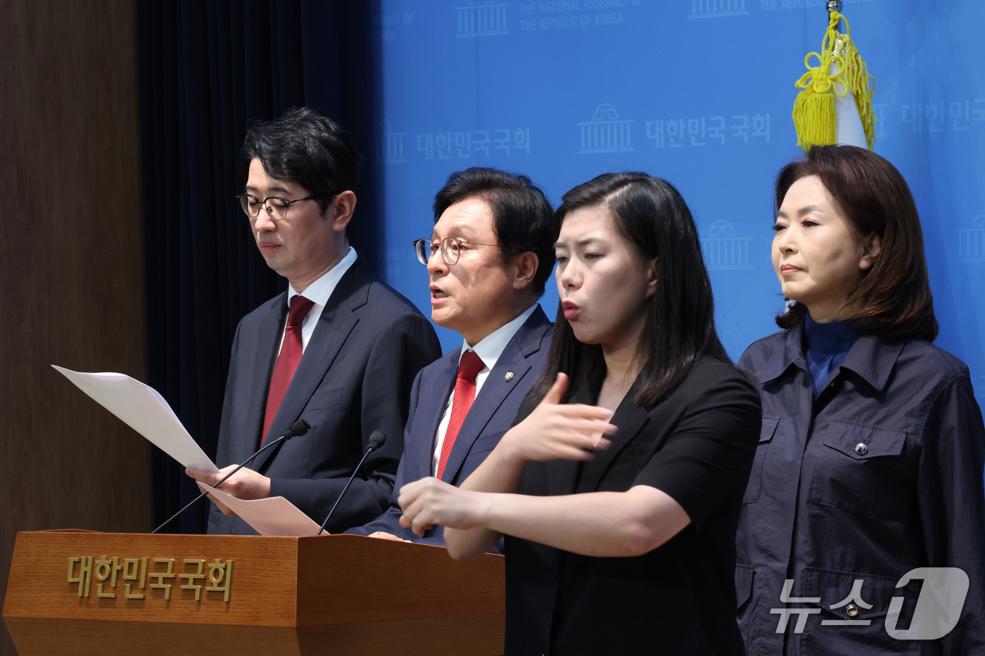(서울=뉴스1) 황기선 기자 = 국민의힘 법제사법위원회 박형수 간사와 소속 의원들이 22일 오후 서울 여의도 국회 소통관에서  조희대 대법원장 대법관 재제청 거부 관련 기자회견을 …