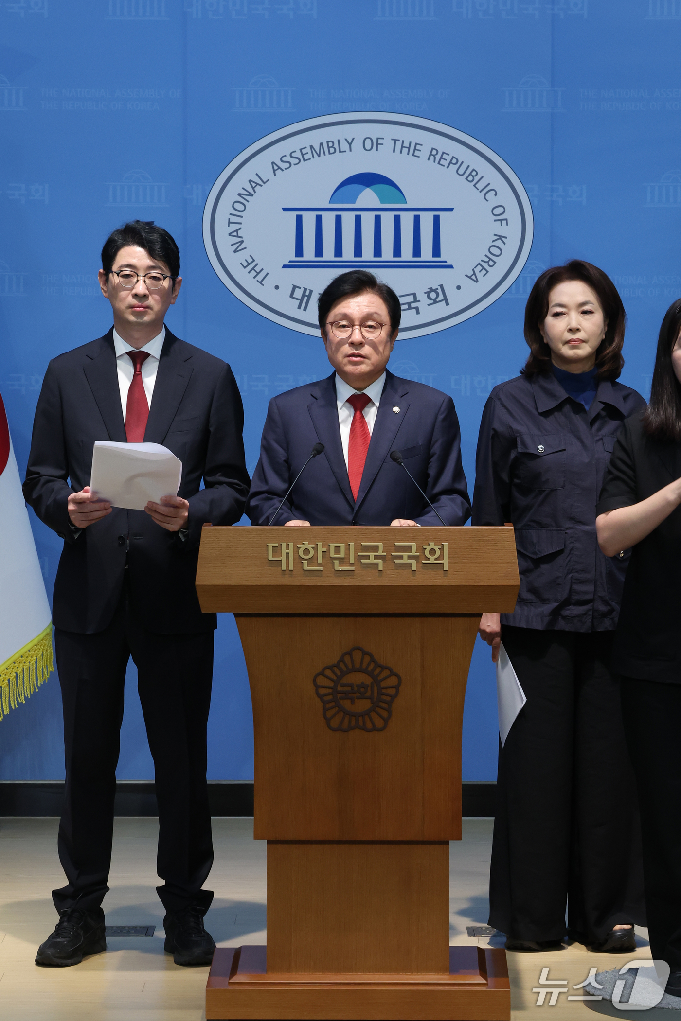 (서울=뉴스1) 황기선 기자 = 국민의힘 법제사법위원회 박형수 간사와 소속 의원들이 22일 오후 서울 여의도 국회 소통관에서  조희대 대법원장 대법관 재제청 거부 관련 기자회견을 …