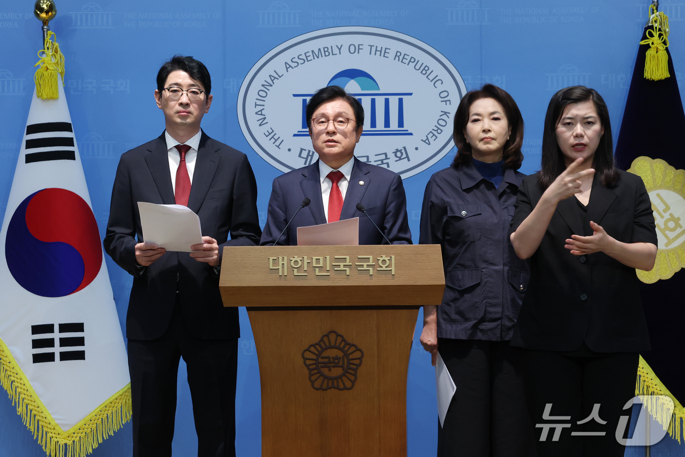 (서울=뉴스1) 황기선 기자 = 국민의힘 법제사법위원회 박형수 간사와 소속 의원들이 22일 오후 서울 여의도 국회 소통관에서  조희대 대법원장 대법관 재제청 거부 관련 기자회견을 …