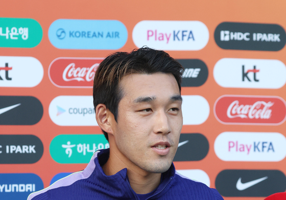 훈련 전 인터뷰 하는 송민규