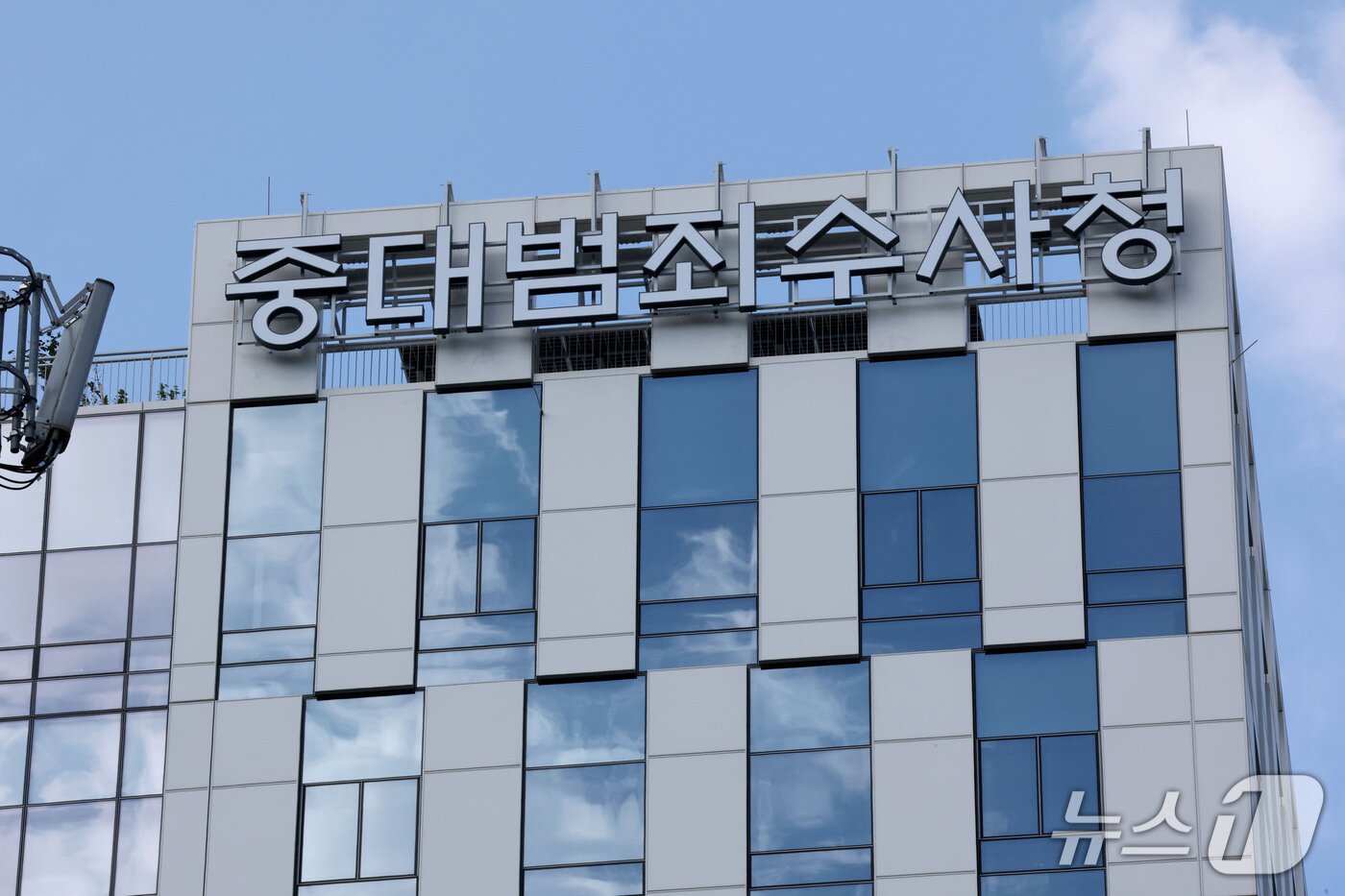 본문 이미지 - 중대범죄수사청 개청을 열흘 앞둔 22일 중수청이 입주할 서울 중구 르네스퀘어 건물 외벽에 중수청 간판이 설치돼 있다. 2026.9.22 ⓒ 뉴스1 이광호 기자