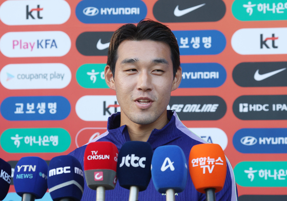 훈련 전 인터뷰 하는 송민규