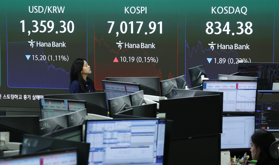 美 훈풍에도 엇갈린 반도체 톱2…삼전 1%↑·SK하닉 1.5%↓[핫종목](종합)