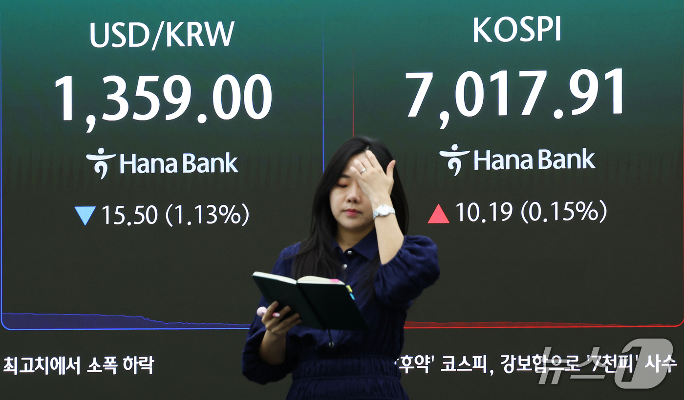(서울=뉴스1) 오대일 기자 = 22일 오후 서울 중구 하나은행 본점 딜링룸 전광판에 코스피 등 종가가 표시되고 있다. 이날 코스피는 전 거래일 대비 0.15% 오른 7017.91 …