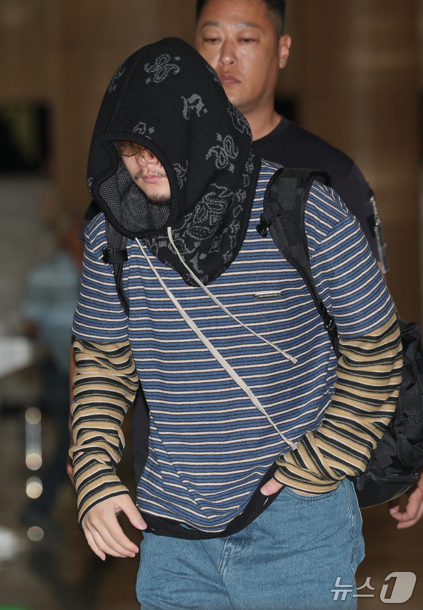 (김포공항=뉴스1) 권현진 기자 = 일본 싱어송라이터 바운디(Vaundy)가 공연을 마친 뒤 22일 김포국제공항을 통해 일본으로 출국하고 있다. 2026.9.22/뉴스1