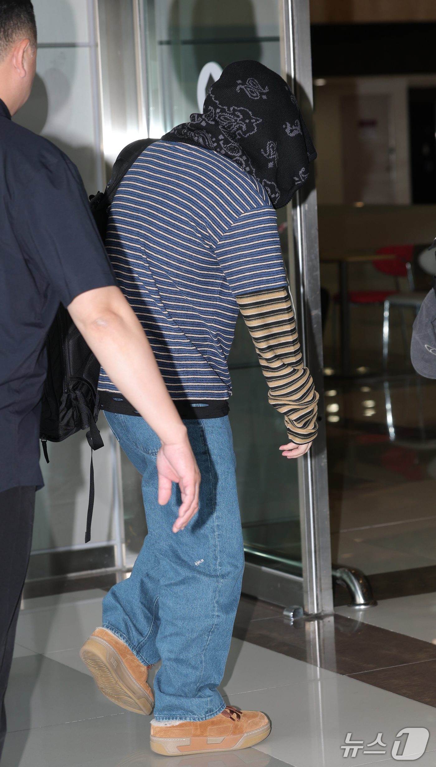 (김포공항=뉴스1) 권현진 기자 = 일본 싱어송라이터 바운디(Vaundy)가 공연을 마친 뒤 22일 김포국제공항을 통해 일본으로 출국하고 있다. 2026.9.22/뉴스1