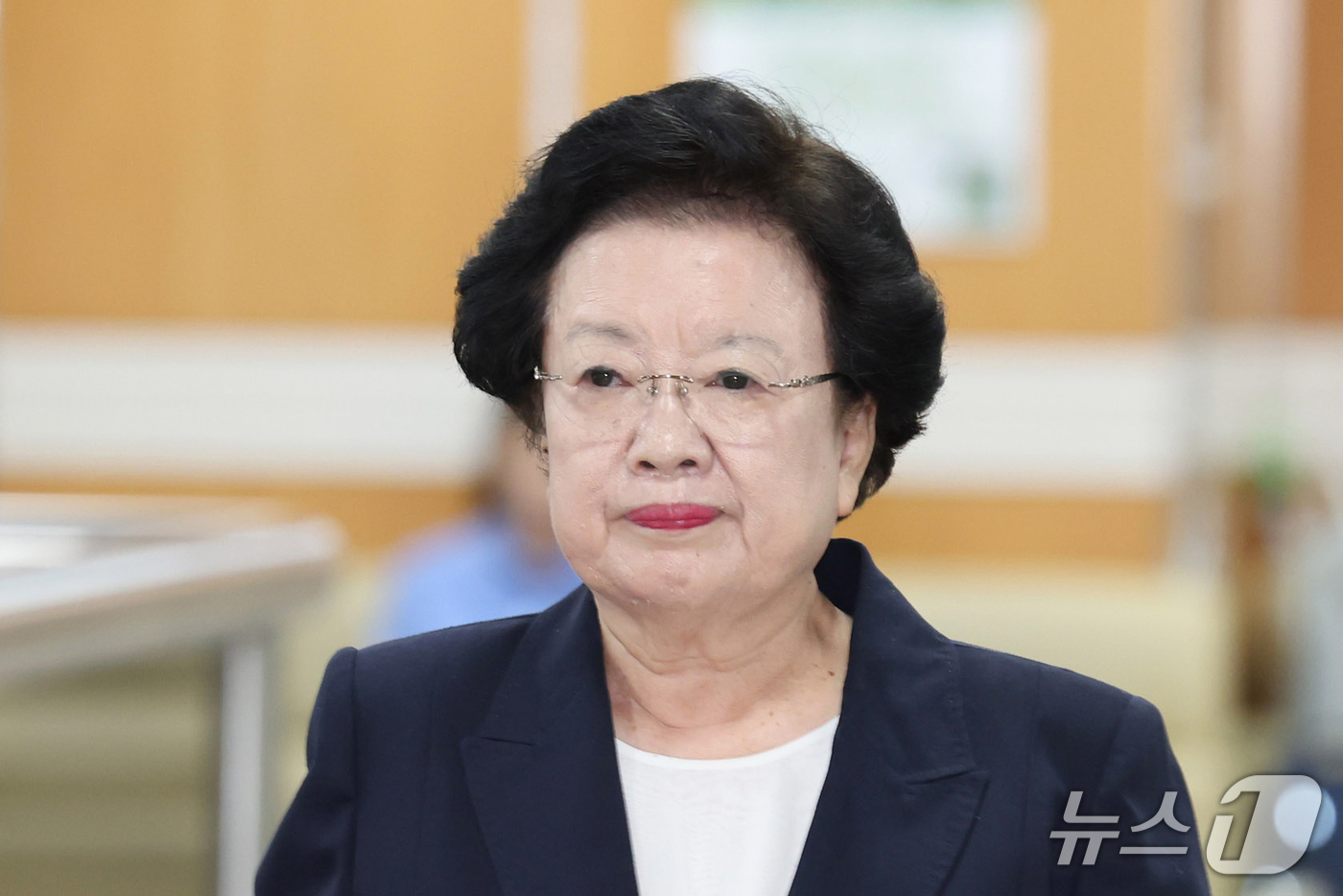 (서울=뉴스1) 이종수 기자 = 이배용 전 국가교육위원장이 22일 서울 서초구 서울중앙지법에서 열린 선고공판에 출석하고 있다.이 전 국가교육위원장은 김건희 여사에게 임명 청탁과 함 …