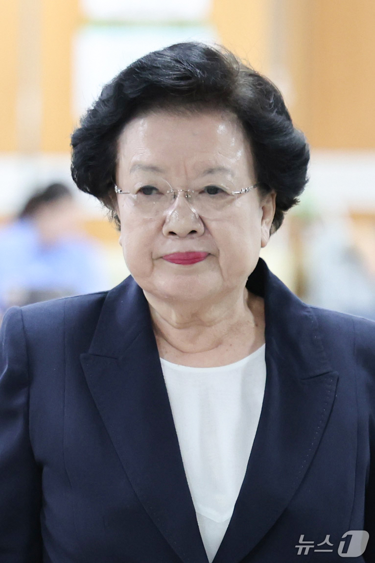 (서울=뉴스1) 이종수 기자 = 이배용 전 국가교육위원장이 22일 서울 서초구 서울중앙지법에서 열린 선고공판에 출석하고 있다.이 전 국가교육위원장은 김건희 여사에게 임명 청탁과 함 …