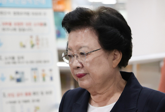 2심 선고 법정 향하는 이배용 전 국가교육위원장