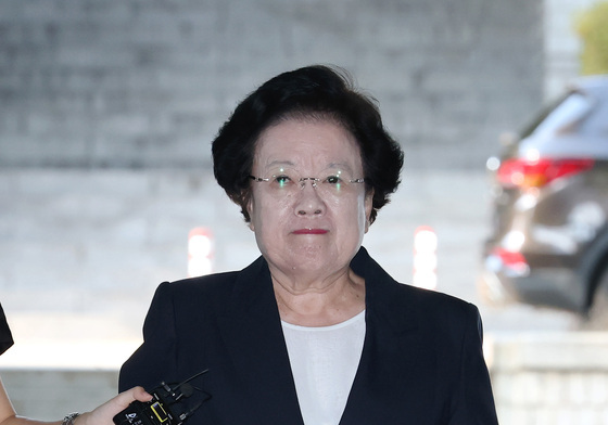 2심 선고 법정 향하는 이배용 전 국가교육위원장