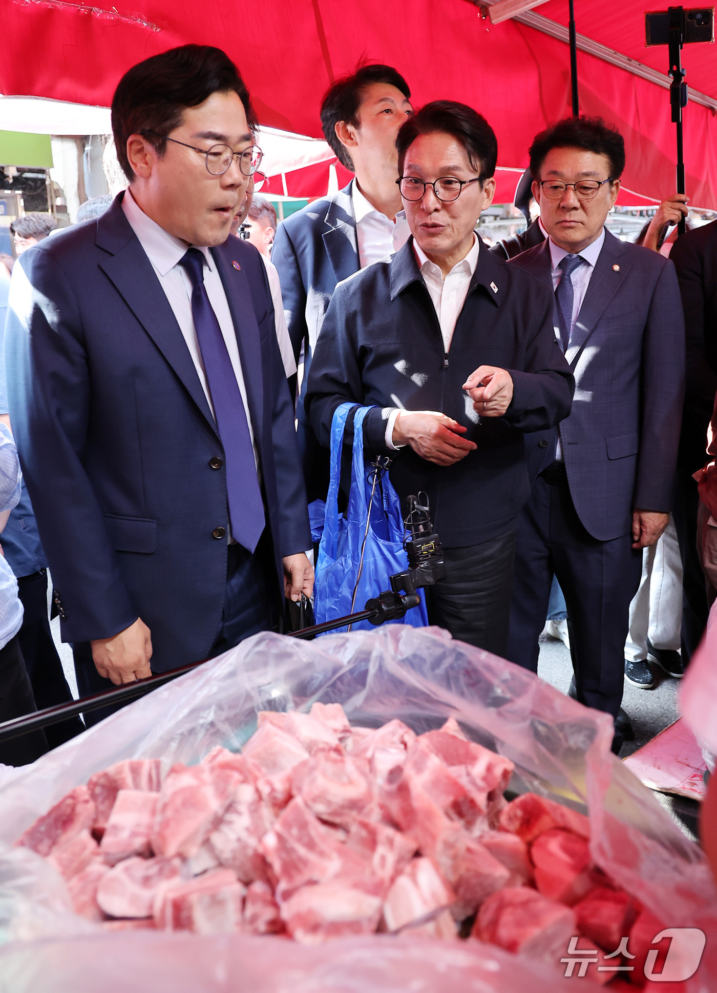 (인천=뉴스1) 김성진 기자 = 김민석 더불어민주당 대표와 박찬대 인천시장이 22일 인천 남동구 모래내시장 내 정육점을 방문하고 있다. 2026.9.22/뉴스1