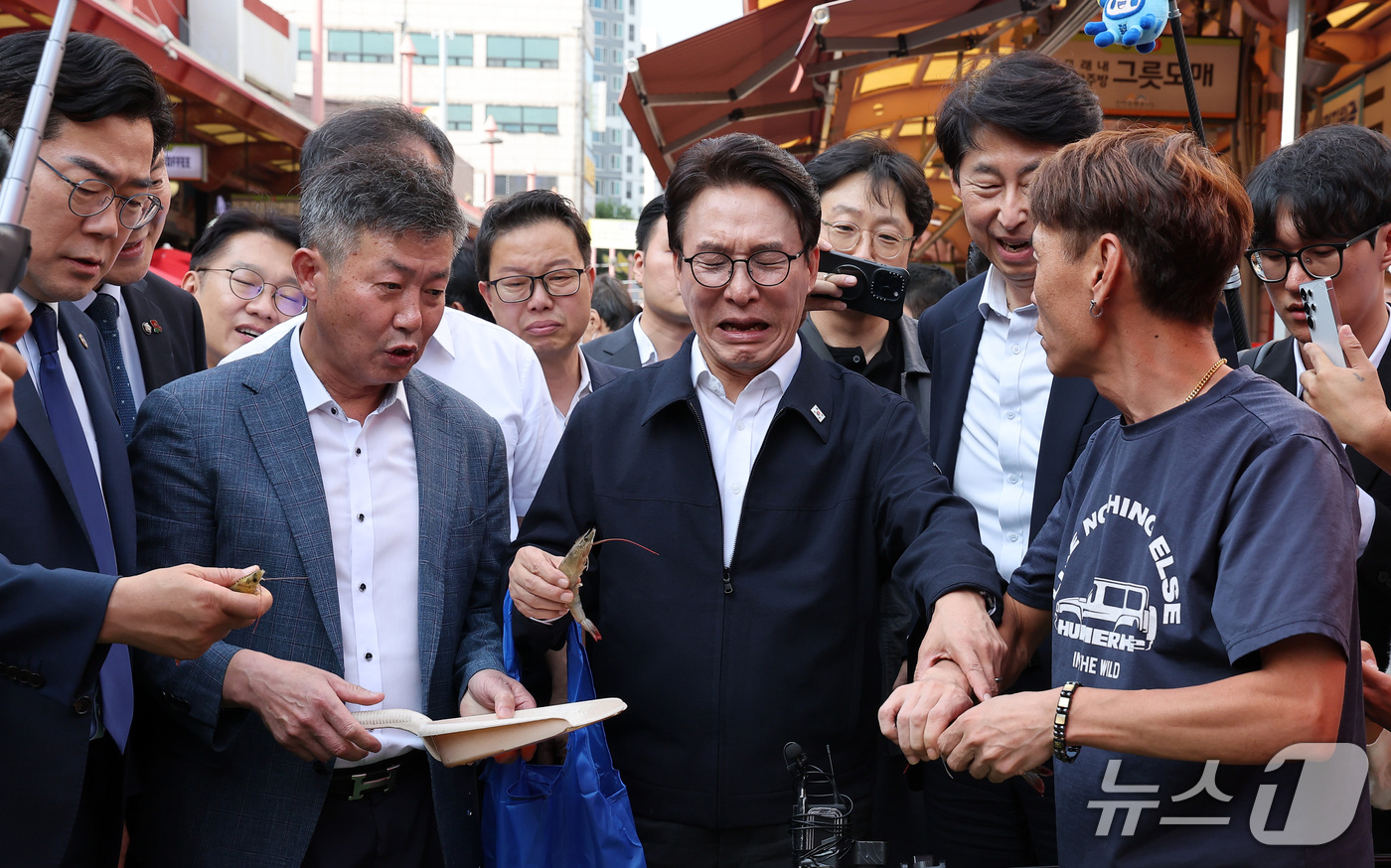 (인천=뉴스1) 김성진 기자 = 김민석 더불어민주당 대표가 22일 인천 남동구 모래내시장을 방문해 새우를 들어보이고 있다. 2026.9.22/뉴스1