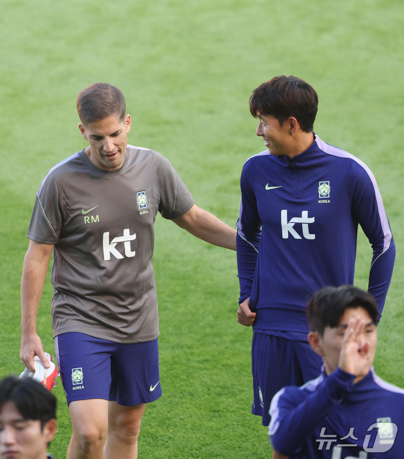 (천안=뉴스1) 김영운 기자 = 로베르트 모레노 한국 축구대표팀 감독과 손흥민이 22일 충남 천안시 서북구 코리아풋볼파크에서 열린 오픈트레이닝에서 이야기를 나누고 있다. 2026. …