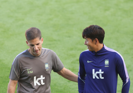 이야기 나누는 모레노 감독과 손흥민